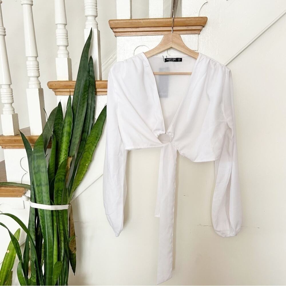NWT Nasty Gal White O-Ring Detail Blouson Sleeve V-Neck Crop Top Size 4